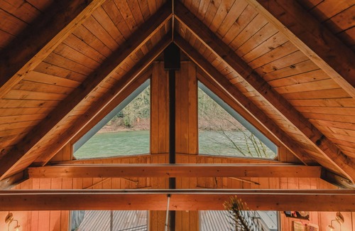 Gold Bar Cabin | River Retreat: Hot Tub, 3 Stories, River Access!