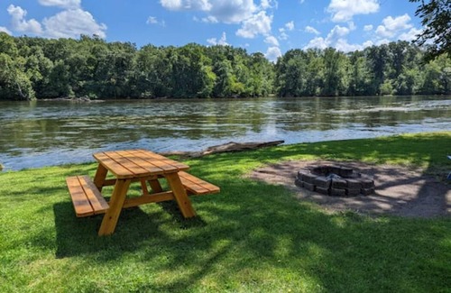 Bristol Cottage | River Retreat W/HOT TUB/Game room