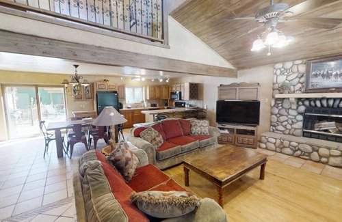 Red River House | River Ritz - Updated - Under New Management - In Town - Near the Ski Area - Fire