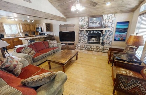 Red River House | River Ritz - Updated - Under New Management - In Town - Near the Ski Area - Fire