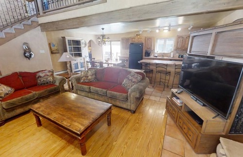 Red River House | River Ritz - Updated - Under New Management - In Town - Near the Ski Area - Fire