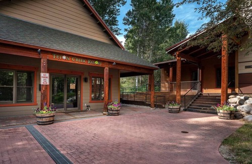 Driggs Condo | River Rock Retreat: Cozy & Light, In-unit laundry, Hot Tub, Close to Grand Targhee