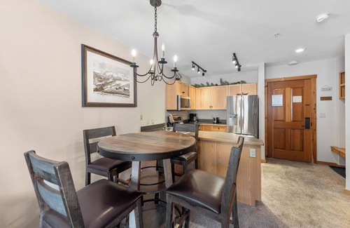 River Run Condo | River Run Condo with Private Balcony, Memory Foam Mattress, Walk to Base Area