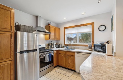 Stowe Area Condo | River's Edge 308: 1 br, fireplace, a/c, walkable to Village, free ski shuttle!