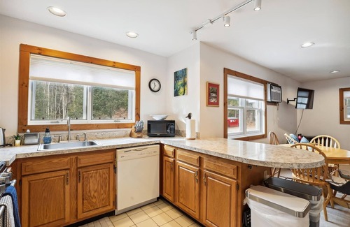 Stowe Area Condo | River's Edge 308: 1 br, fireplace, a/c, walkable to Village, free ski shuttle!