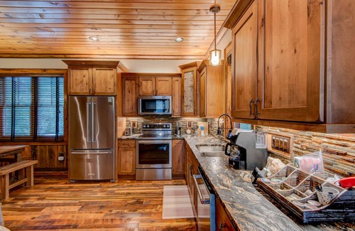 Banner Elk Cabin | River's Edge at Eagles Nest River Club, private fishing on Elk River, hot tub
