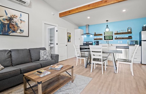 Fredericksburg Cottage | River's Edge Cottage with private hot tub, huge front porch & full river access