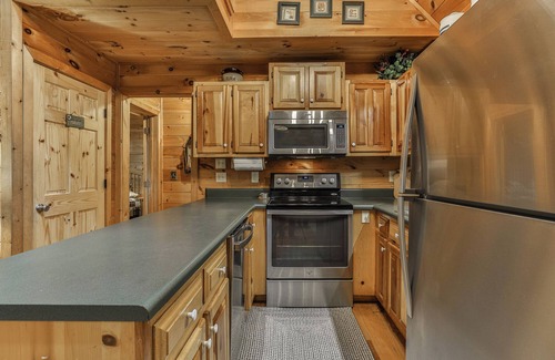 Ellijay Cabin | River's Edge is a beautiful 3 bed/3 bath riverfront cabin on the Cartecay