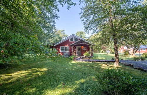 Brevard House | River`s Edge Near DuPont | 3 Bed, 2 Bath