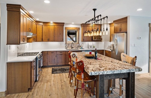 Kalispell House | River's Edge! Riverfront with Hot Tub, Sauna & Game Room