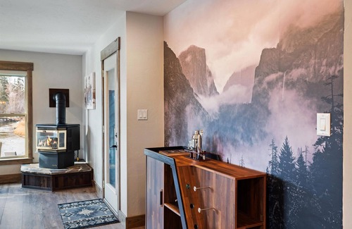 Kalispell House | River's Edge! Riverfront with Hot Tub, Sauna & Game Room