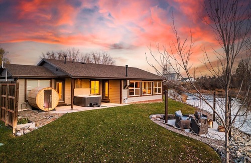 Kalispell House | River's Edge! Riverfront with Hot Tub, Sauna & Game Room