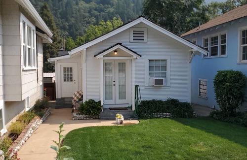 Dunsmuir Cottage | River's Pace Cottage near the River & Downtown