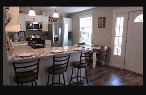 Van Buren House | River Time Cottage Get Away! 1/2 Mile from Current River!