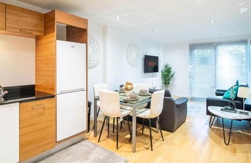 Leeds Apartment | River View 2-Bed Apartment with Balcony Leeds Dock