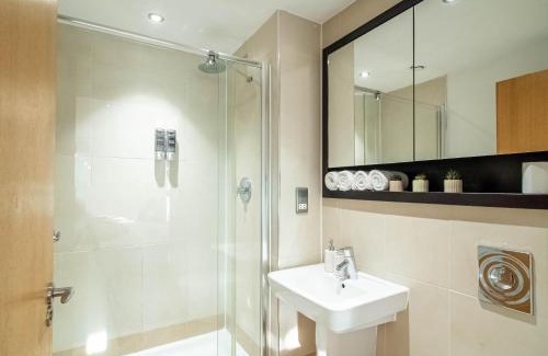 Leeds Apartment | River View 2-Bed Apartment with Balcony Leeds Dock