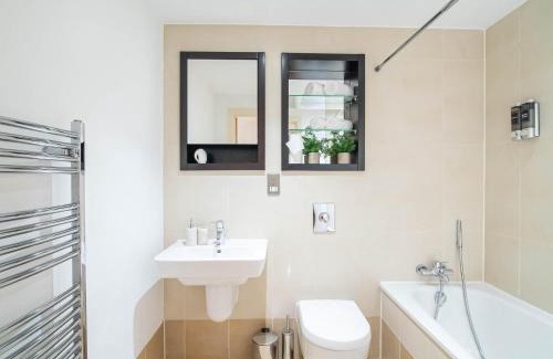 Leeds Apartment | River View 2-Bed Apartment with Balcony Leeds Dock