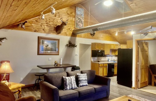 Eastman Apartment | River View 3 bedroom/2bath top level apartment