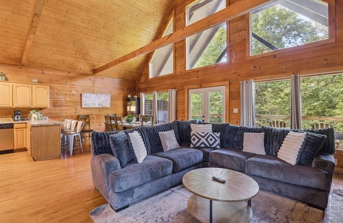 Sevierville Apartment | River View Dog Friendly Game Room w Hot Tub