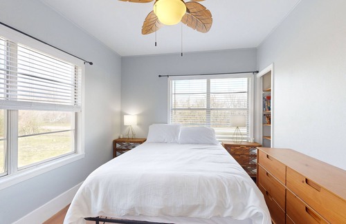 Texas Gulf Coast Region House | River view dog-friendly home with patio, well-equipped kitchen, W/D, & AC