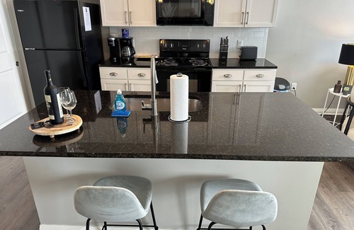 Downtown Columbus Apartment | River View Flat | Free Parking | Walk-In Shower!