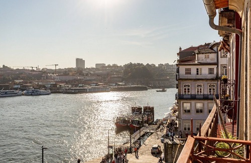 Sao Nicolau Apartment | River-View Retreat in Porto