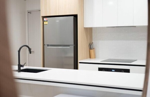 Surfers Paradise Apartment | River View Stunning Modern 2BR *Parking/Pool*