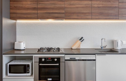 South Brisbane Apartment | River-View Unit with Rooftop Pool near Museums