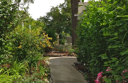 Lyle House | River views! Sleeps 6, walk to Wine, Hiking and Sandbar - Dogs Welcome!