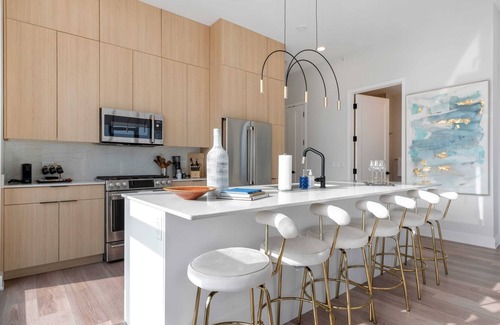 River West Apartment | River West 2 Penthouses: Skyline, Group Comfort