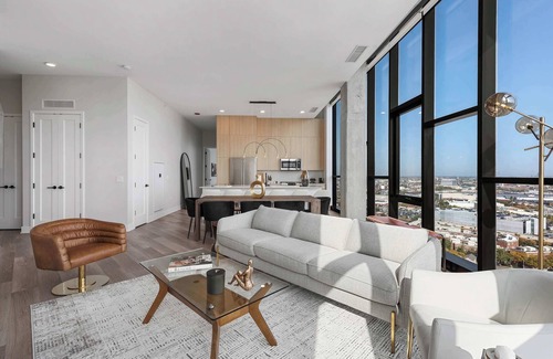 River West Apartment | River West 2 Penthouses: Skyline, Group Comfort