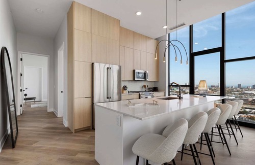 River West Apartment | River West 2 Penthouses: Skyline, Group Comfort