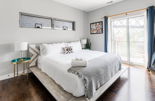 Pulaski Park Apartment | River West | Trendy Artists Loft w/Rooftop Oasis