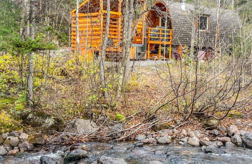 Sainte Rose du Nord Cabin | River/wooden hottub Hobbit's cabin in the wood!