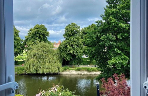 Shrewsbury Cottage | RIVERBANK, family friendly, with a garden in Shrewsbury