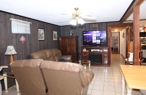 Leasburg House | Riverbend Getaway-Adventure awaits- minutes to swim, float, fish, hike and relax
