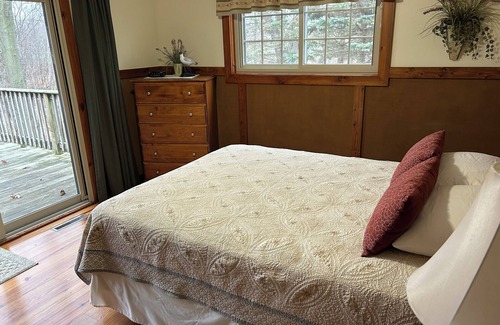 South Haven Cabin | Riverbend Retreat Lodge with fireplace, hot tub, two pools & pickleball ct.