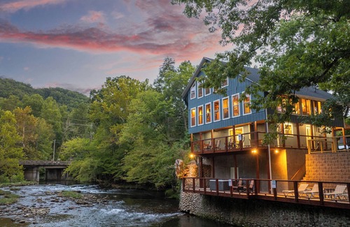 Pittman Center Ski Chalet | Riverbound | Hot Tub | River Access | Game Room