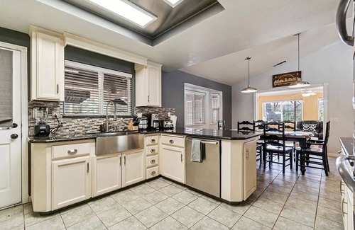 Yosemite Lakes House | Riverdell Hideaway is your private riverfront retreat.
