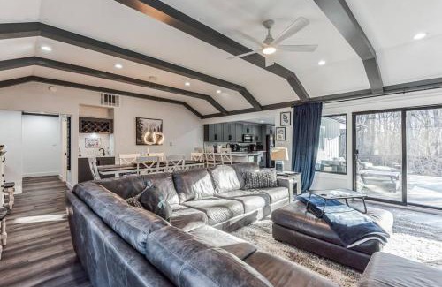 Niles House | RiverEdge Haven Hot Tub, 5 Beds, Kayaks Near ND