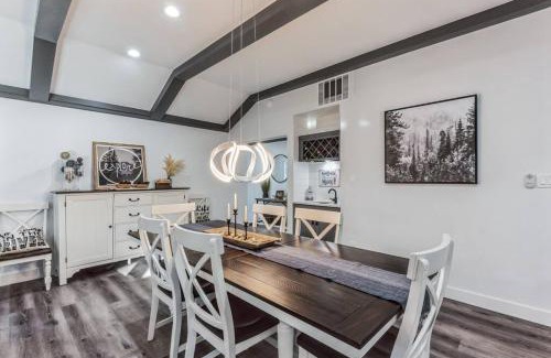 Niles House | RiverEdge Haven Hot Tub, 5 Beds, Kayaks Near ND