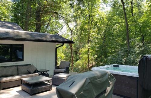 Niles House | RiverEdge Haven Hot Tub, 5 Beds, Kayaks Near ND