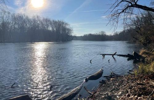 Niles House | RiverEdge Haven Hot Tub, 5 Beds, Kayaks Near ND
