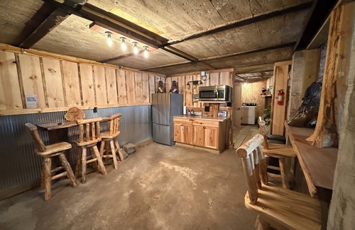 Paris Cabin | Riverfront Bear Den Cabin