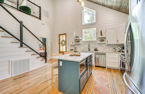 Golden Cabin | Riverfront Broken Bow Cabin w/Private Hot Tub!