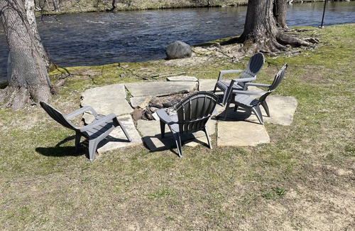 Townsend Cabin | Riverfront Cabin, 5 min to Smoky Mountains National Park! Fish in backyard!