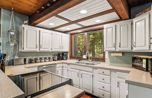 Baring Cabin | Riverfront Cabin, Covered Hot Tub, King Beds, Dual Shower, Pets - Fox Haven