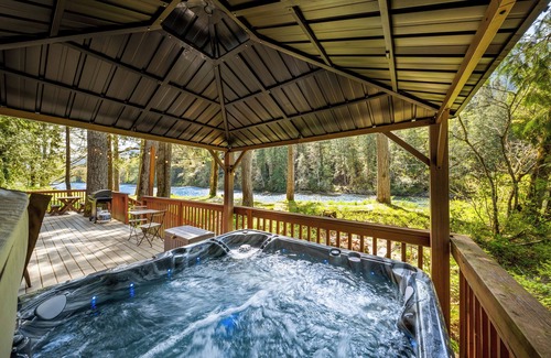 Baring Cabin | Riverfront Cabin, Covered Hot Tub, King Beds, Dual Shower, Pets - Fox Haven