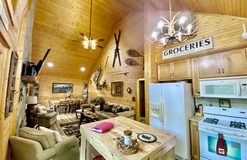 Helen Cabin | Riverfront Cabin,Oktoberfest,Fall Leaves! Hot Tub, FirePit,Arcade Games & Park!