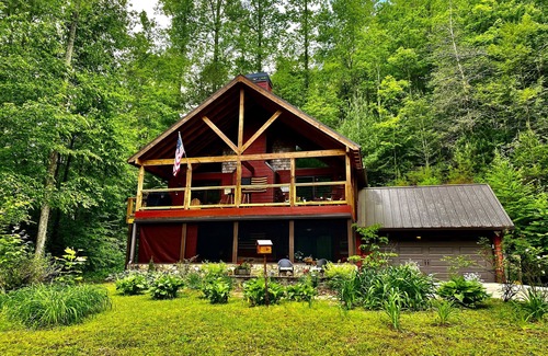 Helen Cabin | Riverfront Cabin,Oktoberfest,Fall Leaves! Hot Tub, FirePit,Arcade Games & Park!